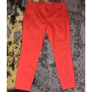 Women’s pink jeggins.